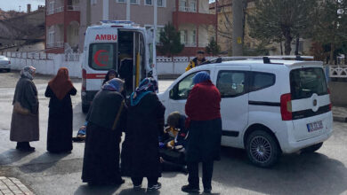 Sivas'ta hafif ticari aracın çarptığı 3 kadın yaralandı