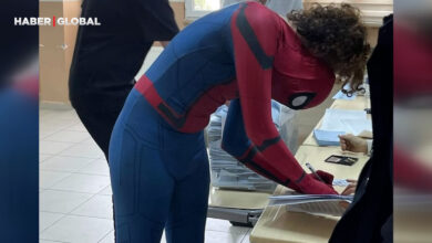 Spiderman kıyafeti ile oy kullandı