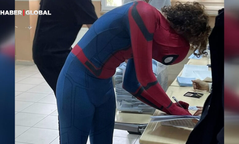 Spiderman kıyafeti ile oy kullandı