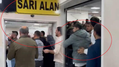 Diyarbakır'da bıçaklı kavgada yaralanan iki kişi ve yakınları hastaneyi savaş alanına çevirdi