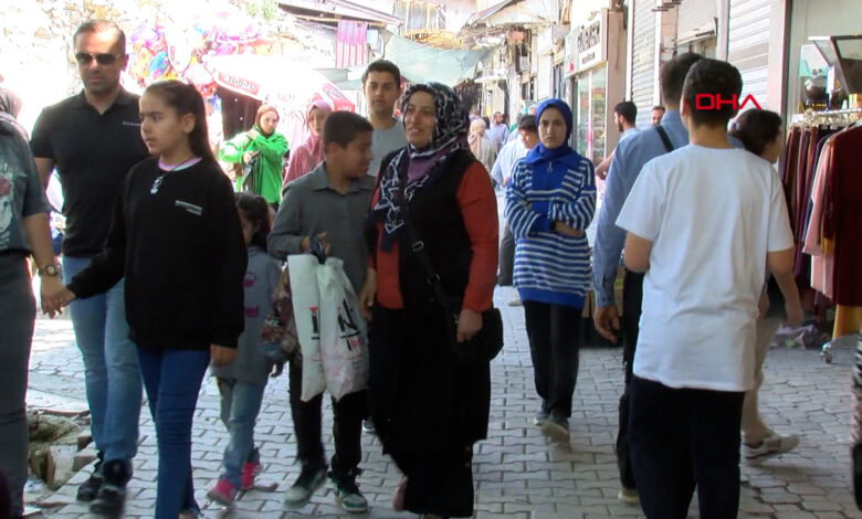 Eski günleri aratmadı: Tarihi Uzun Çarşı'da bayram yoğunluğu