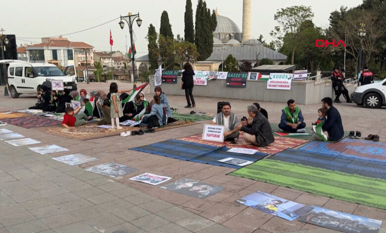 Gazze'ye yönelik ablukayı sessiz oturma eylemiyle protesto ettiler