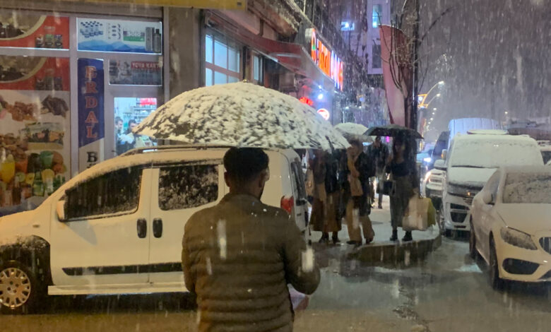 Hakkari'de lapa lapa yağan kar sürprizi