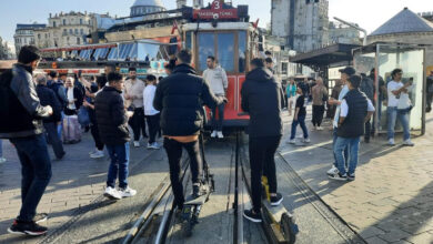 İstiklal Caddesi'nde yoğunluk nedeniyle 'nostaljik tramvay' seferleri durduruldu