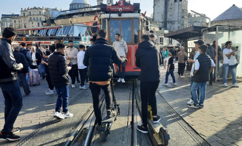 İstiklal Caddesi'nde yoğunluk nedeniyle 'nostaljik tramvay' seferleri durduruldu