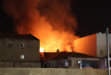 İzmir’de Tarihi Kemeraltı Çarşısı’nda yangın paniği: Tekstil deposu alevlere teslim oldu