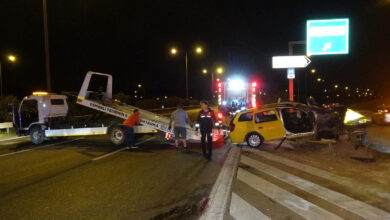 İzmir'de ticari taksi demir bariyerlere girdi: 1 can kaybı, 5 yaralı