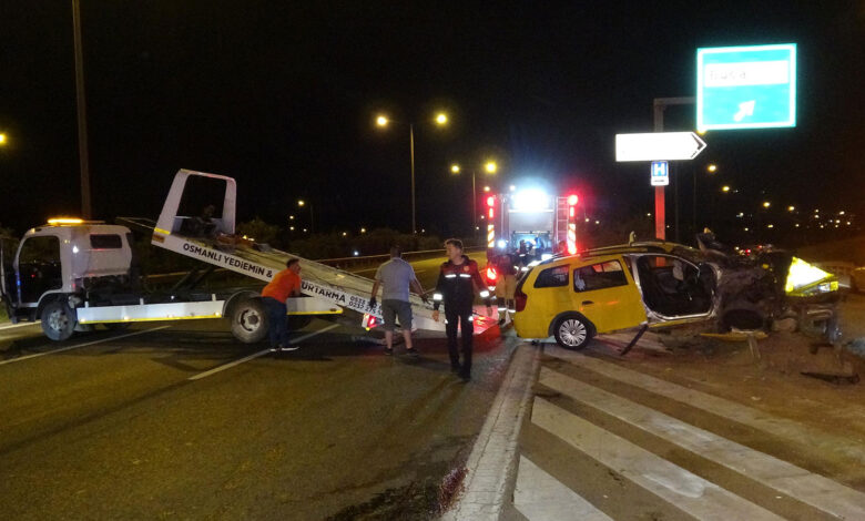 İzmir'de ticari taksi demir bariyerlere girdi: 1 can kaybı, 5 yaralı