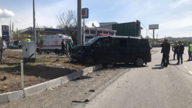 Minibüs ile hafif ticari araç çarpıştı: Çok sayıda yaralı var