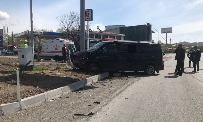 Minibüs ile hafif ticari araç çarpıştı: Çok sayıda yaralı var