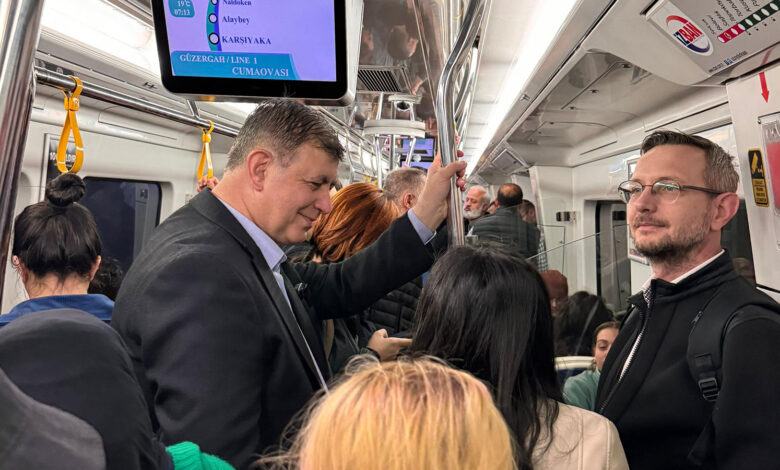 Yeni Başkan metroda! Görenler önce şaşırdı, sonra fotoğraf çektirdi