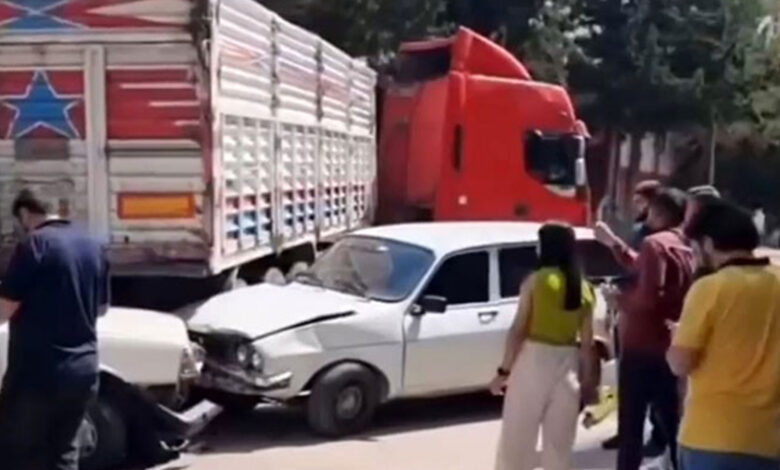 Adana'da freni tutmayan tır, araçlara çarparak durabildi