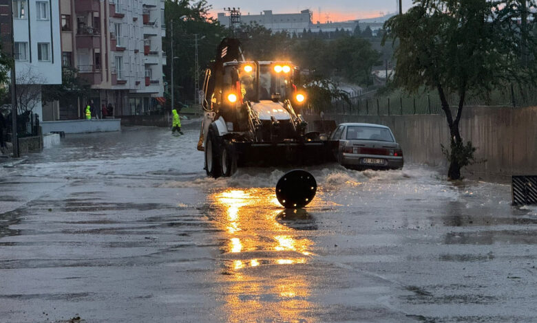 Başkent sağanak yağışa teslim oldu, Yollar göle döndü, bir çok ev ve iş yerini su bastı