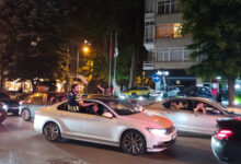 Derbi galibiyetini sarı-lacivertli taraftarlar Bağdat Caddesi'nde kutladı
