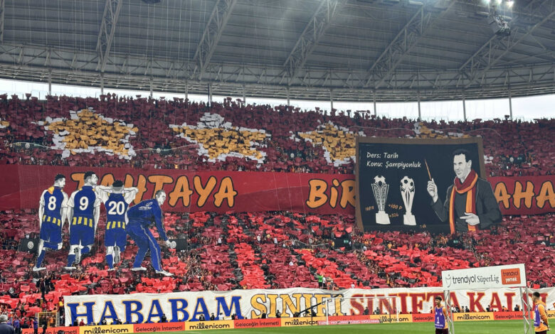 Galatasaray taraftarından Fenerbahçe derbisi için özel koreografi