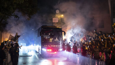 Galatasaraylı taraftarlar Florya'ya akın etti: Derbi yenilgisi sonrası takıma moral verdiler