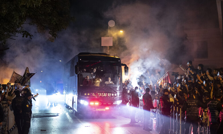 Galatasaraylı taraftarlar Florya'ya akın etti: Derbi yenilgisi sonrası takıma moral verdiler