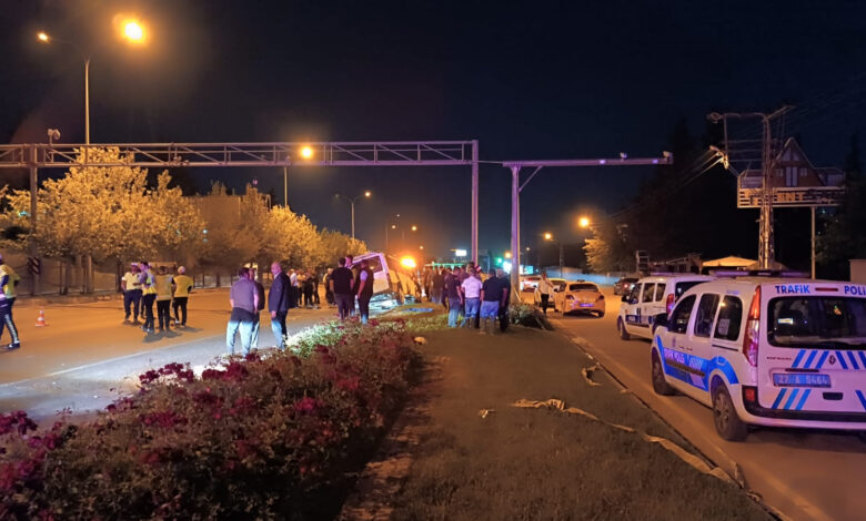 Gaziantep'te refüje çarpıp takla atan minibüsün sürücüsü yaşamını yitirdi