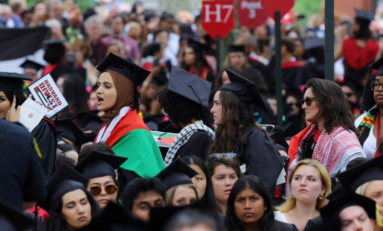 Harvard Üniversitesi'nin mezuniyet törenine protesto damga vurdu