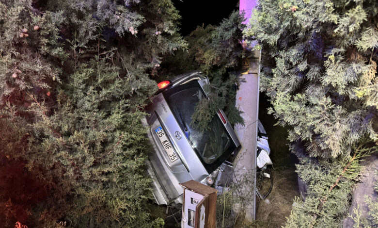 İzmir'de feci kaza: Şarampole devrilen araç sürücüsü öldü