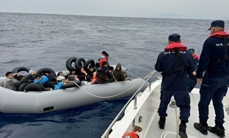 İzmir'de lastik botlardaki 55 kaçak göçmen karaya çıkarıldı