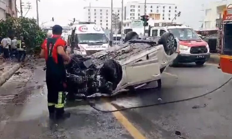 Kırmızı ışıkta geçen otomobil yayalara çarptı: 1 ölü, 3 yaralı