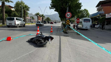 Makas atan motosikletin 18 yaşındaki kasksız sürücüsü başını kaldırıma çarpıp öldü