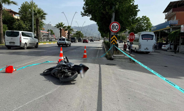 Makas atan motosikletin 18 yaşındaki kasksız sürücüsü başını kaldırıma çarpıp öldü