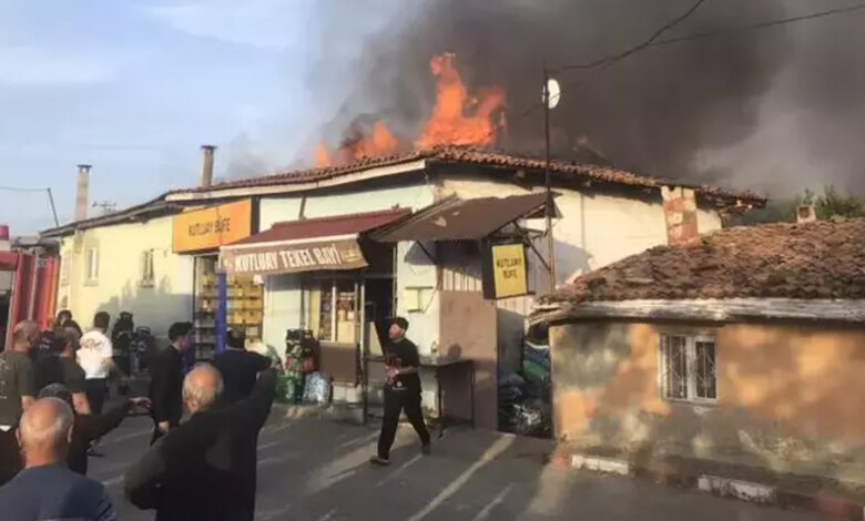 Manisa’da yangın! 2 ev ve 1 iş yeri küle döndü