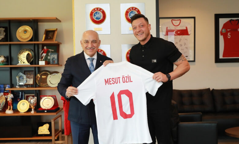 Mesut Özil'den TFF Başkanı Mehmet Büyükekşi'ye ziyaret