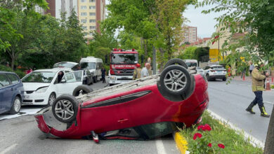 Park halindeki otomobile çarpıp takla attı: 1 yaralı