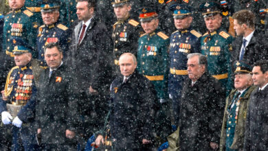 Putin'den Zafer Günü'nde mesaj: Savaşın derslerini unutmaya çalışıyorlar
