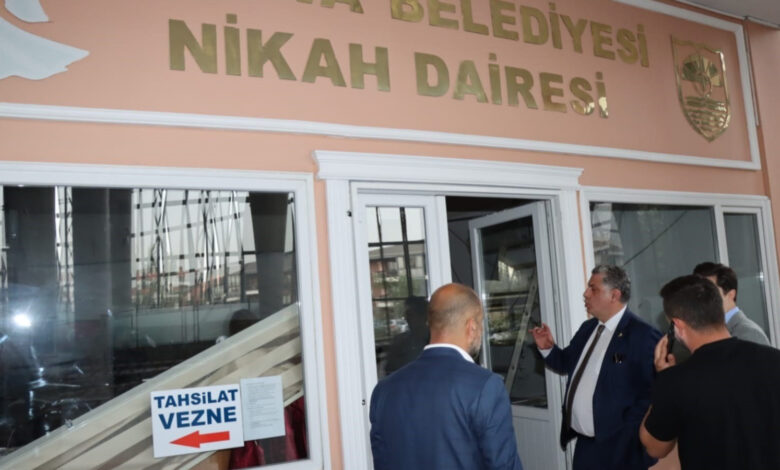 Yalova'da nikah dairesinin tavanı çöktü