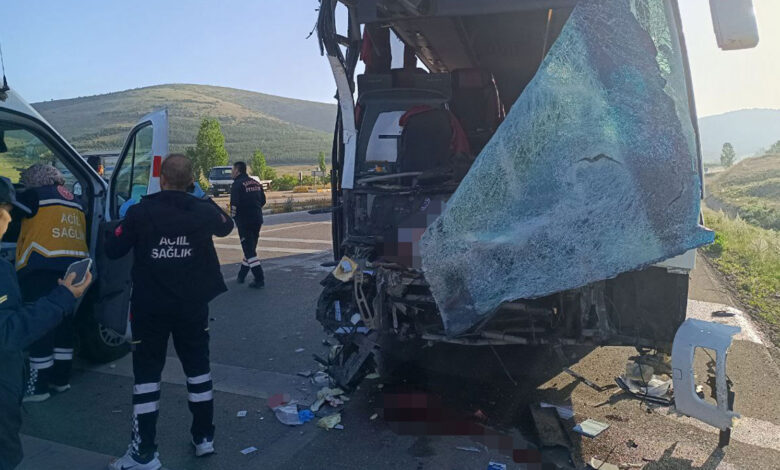 Yolcu otobüsü ile kamyonet çarpıştı: Çok sayıda yaralı var