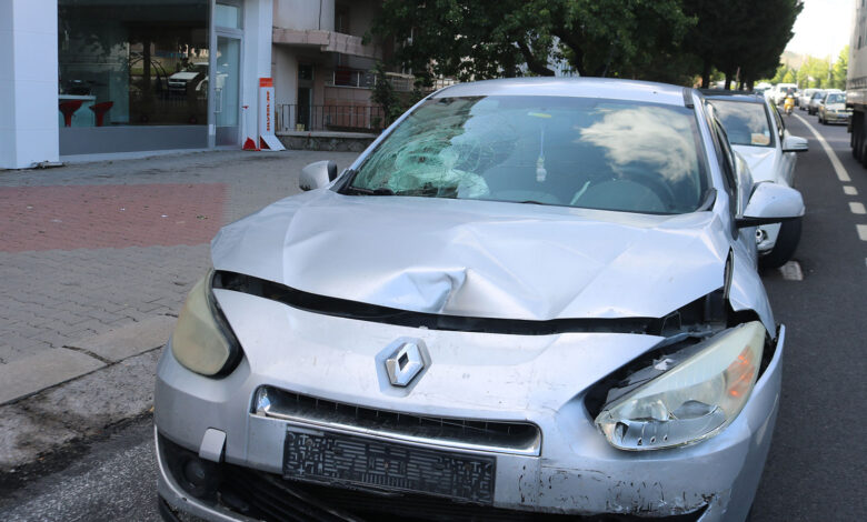 3 araç zincirleme kaza yaptı, sınava giden öğrencileri polis yetiştirdi