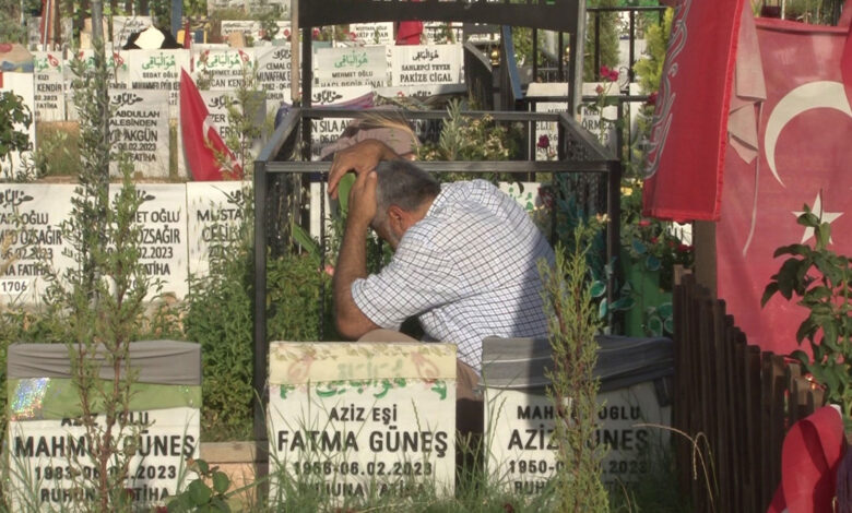 Adıyaman'da buruk bayram: Depremzedeler mezarlıklara akın etti