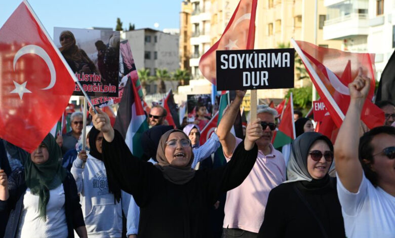 Aydın Kuşadası'nda 'Gazze'ye' destek yürüyüşü