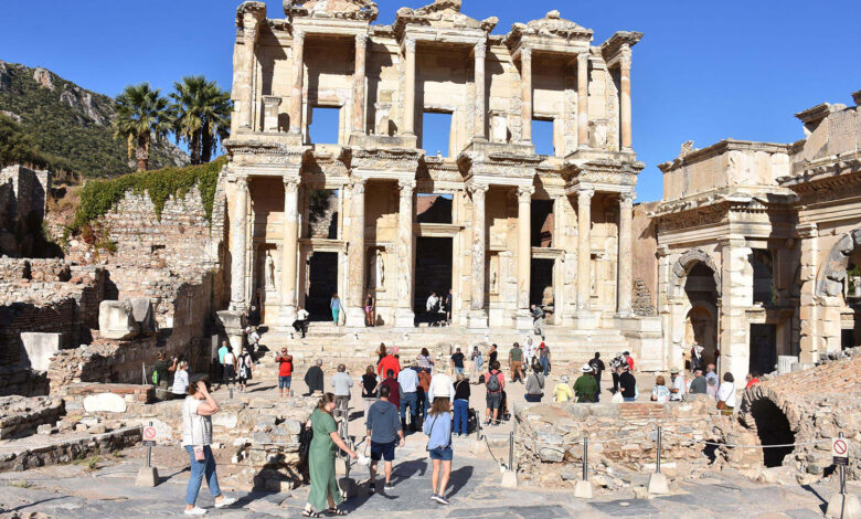 Efes Antik Kenti bayramda 129 bin ziyaretçiyi ağırladı