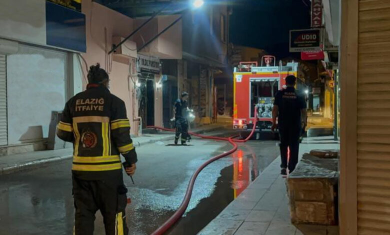 Elazığ'da pansiyon yangını: 2 itfaiye personeli dumandan etkilendi