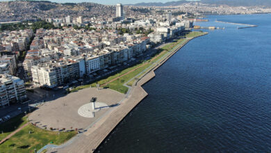 İzmir'de bayram sessizliği: Ünlü meydan ve sahil boş kaldı