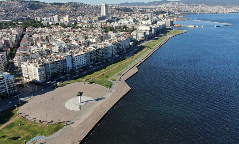 İzmir'de bayram sessizliği: Ünlü meydan ve sahil boş kaldı