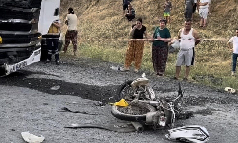 Kamyon ile motosikletli çarpıştı! 2 genç hayatını kaybetti