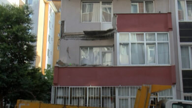 Kartal'da 5 katlı binanın 3. katındaki balkon çöktü