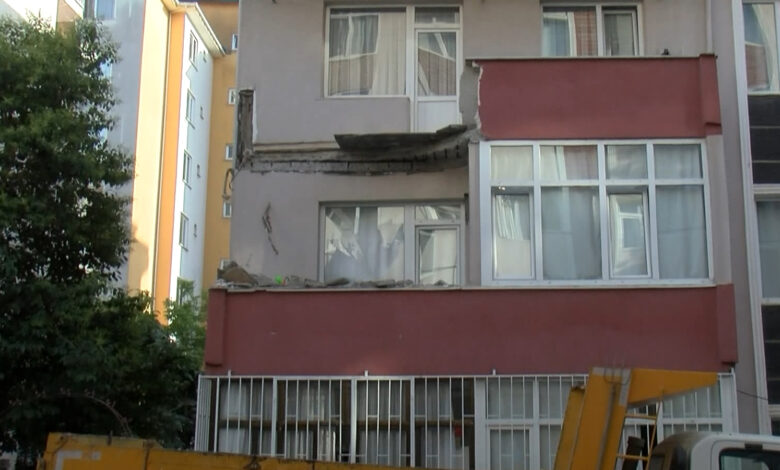 Kartal'da 5 katlı binanın 3. katındaki balkon çöktü