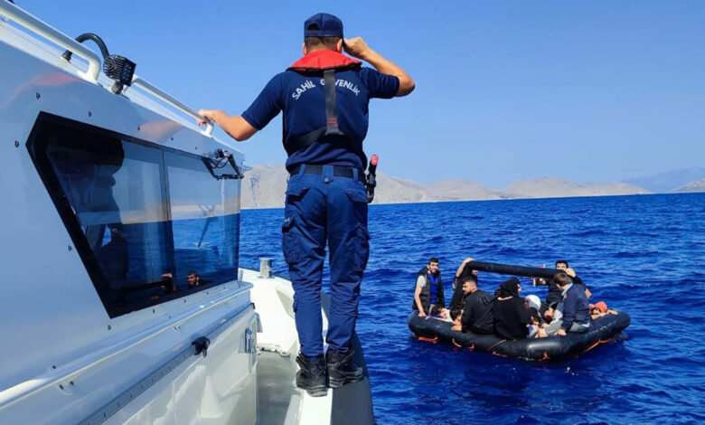 Muğla'da Yunan unsurlarınca itilen can salındaki 20 göçmen kurtarıldı