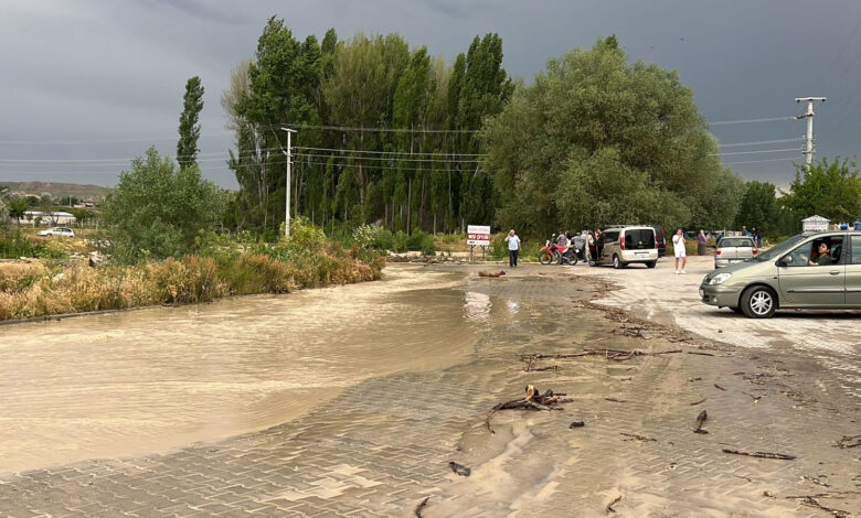 Nevşehir'de sağanak yağış sele neden oldu! Günlük yaşam felç oldu...