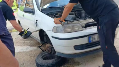 Otomobilin motor kısmına giren yılan teker sökülerek çıkarıldı