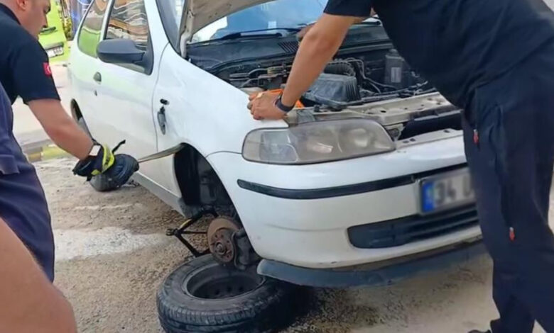 Otomobilin motor kısmına giren yılan teker sökülerek çıkarıldı