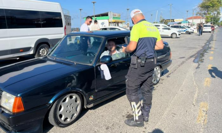 Sakarya'da trafik polisi ekiplerinden sıkı denetim! 52 araç sürücüsüne 120 bin 385 lira ceza kesildi