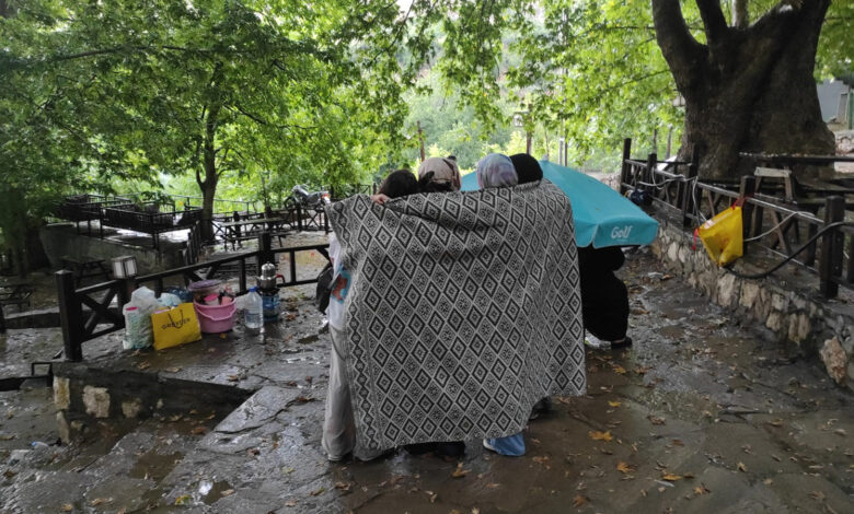 Sıcaktan kaçan piknikçilere yağmur şoku: Aniden bastırdı